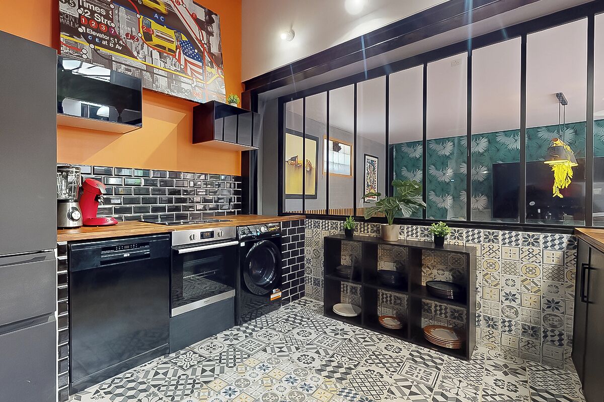 Réfrigérateur, micro-ondes, four, plaque de cuisson