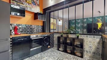 Réfrigérateur, micro-ondes, four, plaque de cuisson