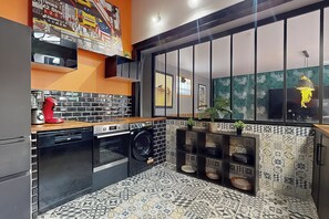 Fridge, microwave, oven, stovetop - Loft Atelier Design Near Paris & La Défense (Suresnes)