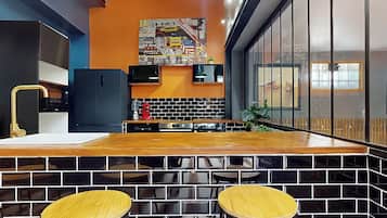 Réfrigérateur, micro-ondes, four, plaque de cuisson