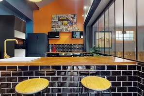 Fridge, microwave, oven, stovetop - Loft Atelier Design Near Paris & La Défense (Suresnes)