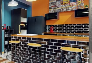 Fridge, microwave, oven, stovetop - Loft Atelier Design Near Paris & La Défense (Suresnes)