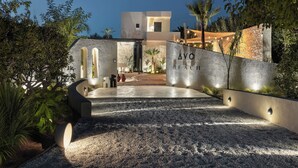 A modern building with a stone facade and a sign reading "ΔΕΟ BEACH". - Dyo Beach Suites (Rethymno)