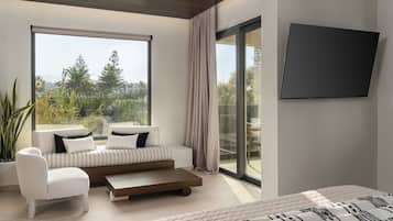 One-Bedroom Suite with Outdoor Jacuzzi | 起居區 | 55-吋智慧型電視、衛星頻道、電視