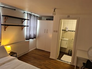 Hus | 4 soverom, skrivebord, strykejern/-brett og wi-fi (inkludert)