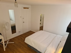 Maison | 4 chambres, bureau, fer et planche à repasser, accès au Wi-Fi (inclus)