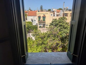 Blick aus einem Fenster auf ein Wohngebiet mit Gebäuden und Grünflächen.