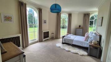 4 bedrooms, iron/ironing board, WiFi, bed sheets