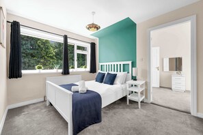 4 bedrooms, iron/ironing board, WiFi, bed sheets