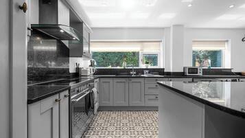 Køleskab, mikrobølgeovn, ovn, kogeplade