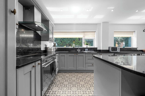 Réfrigérateur, four à micro-ondes, un four, surface de cuisson