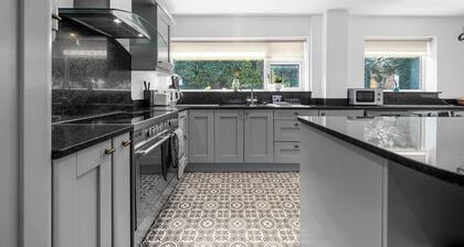 Lovely Greater MCR Family Home by City SuperHost