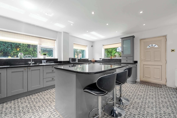 Fully equipped kitchen with breakfast bar seating, everything you need to cook at home