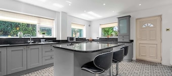 4 Bed Heald Green Home | Free Parking