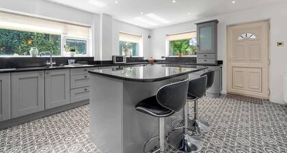 Lovely Greater MCR Family Home by City SuperHost