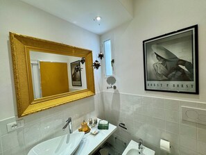 Douche, sèche-cheveux, bidet, serviettes fournies