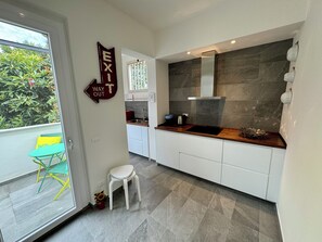 Frigorifero, microonde, piano cottura, lavastoviglie