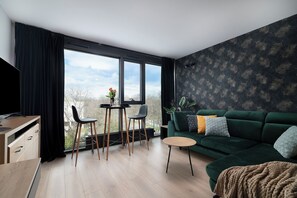 LĂ€genhet City - utsikt mot staden | Vardagsrum | Platt-tv