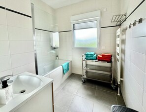 Hair dryer, towels, soap, shampoo - ROMARIN GARES, F3 chic in a quiet area very close to Lille train stations (La Madeleine)