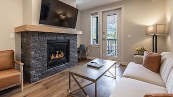 Tv, eldstad och kontor