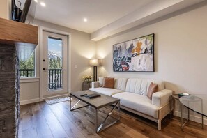 Televisión, chimenea y oficina