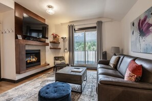 TV, caminetto, studio