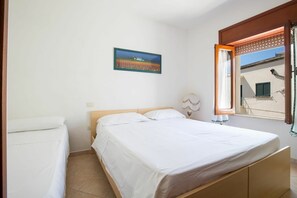 1 soverom og strykejern/-brett