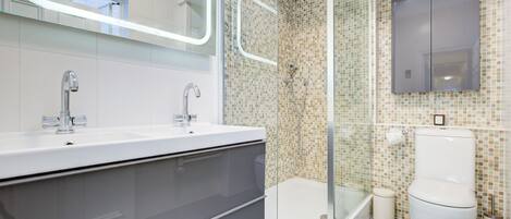 Douche, séchoir à cheveux, serviettes fournies, papier de toilette