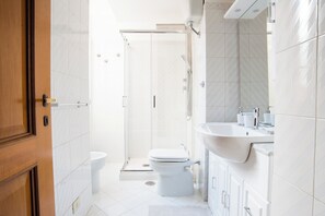 Hårføner, bidé, håndklær og såpe