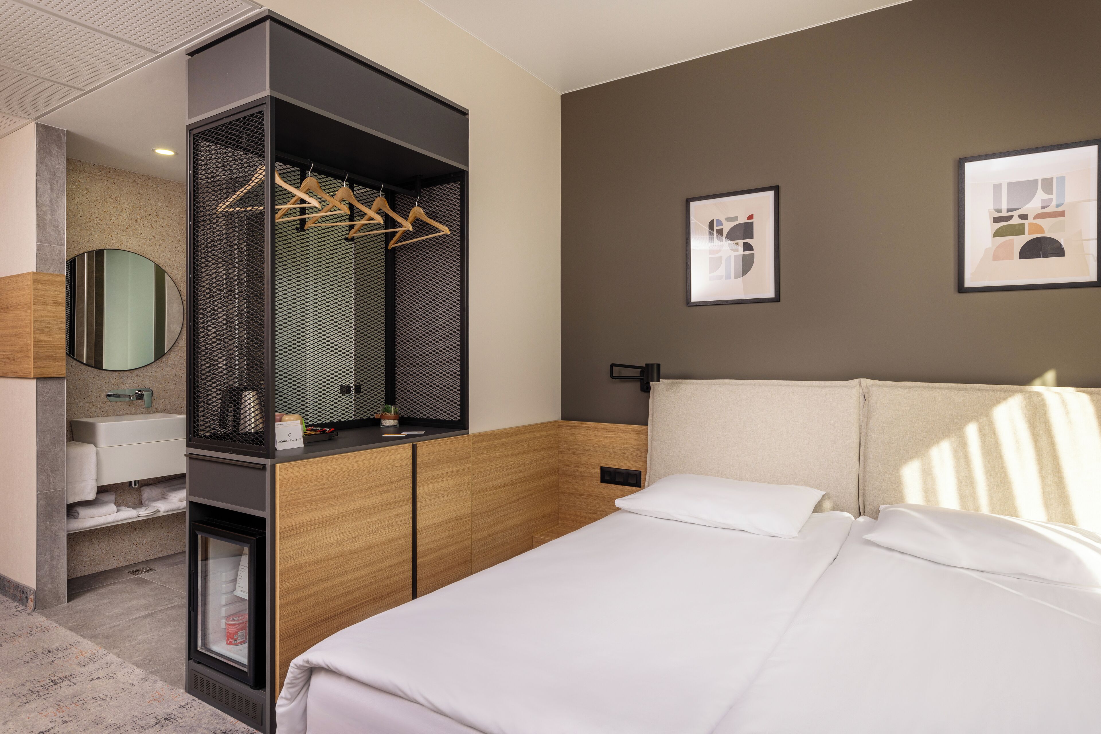 Standard-huone, kaupunkinäköala | Minibaari, tallelokero huoneessa, työpöytä