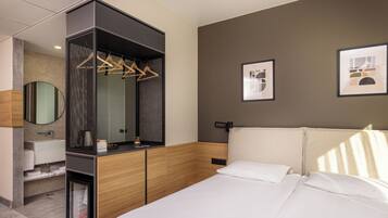 Kamar Standar, pemandangan kota | Minibar, brankas, meja kerja, dan ruang kerja ramah laptop