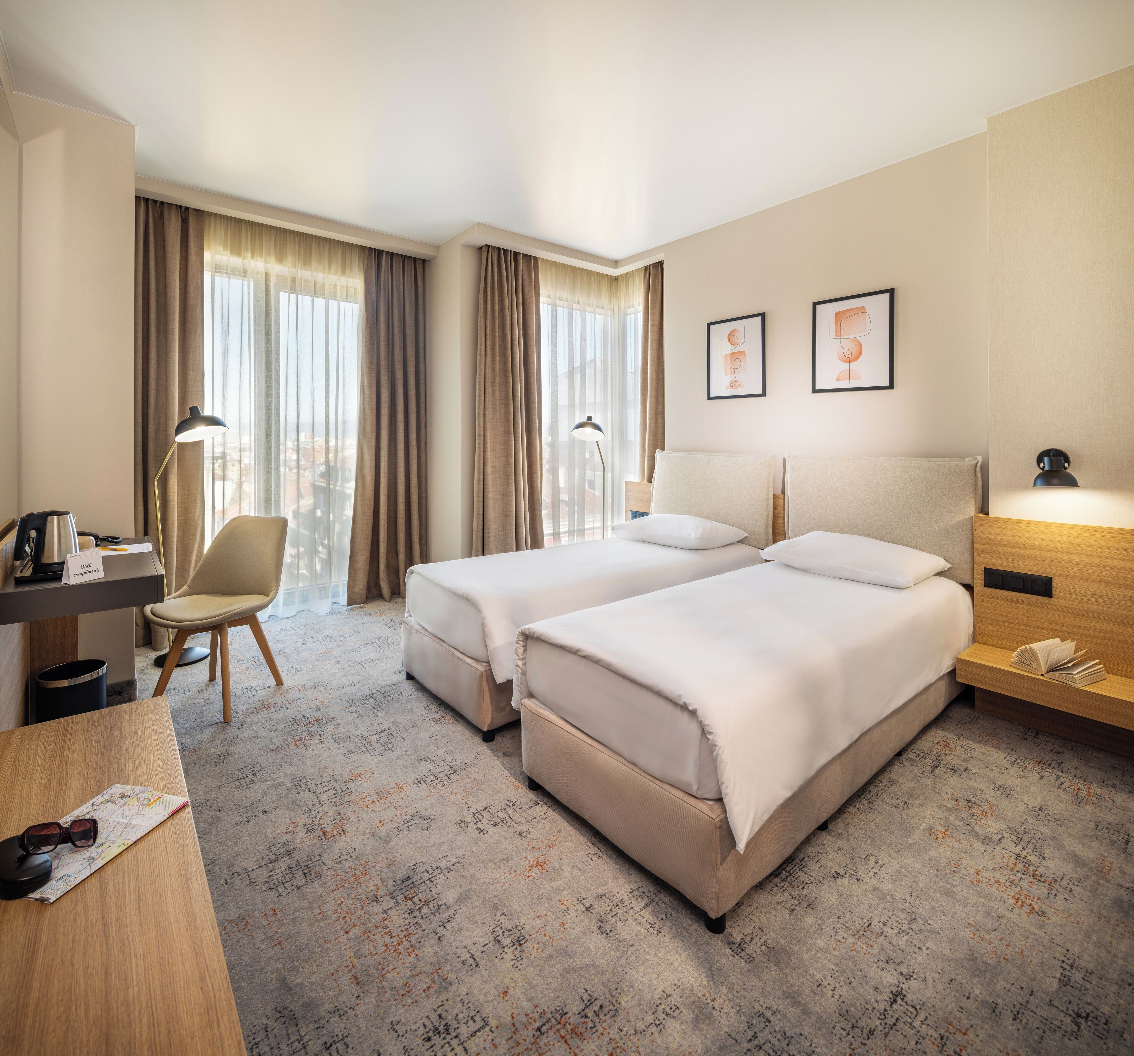 Minibar, két bảo mật tại phòng, bàn 