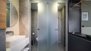 Chambre Standard, vue ville | Salle de bain | Douche, articles de toilette gratuits, sĂšche-cheveux, chaussons