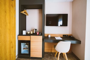 Deluxe Twin Room, City View | Room amenity