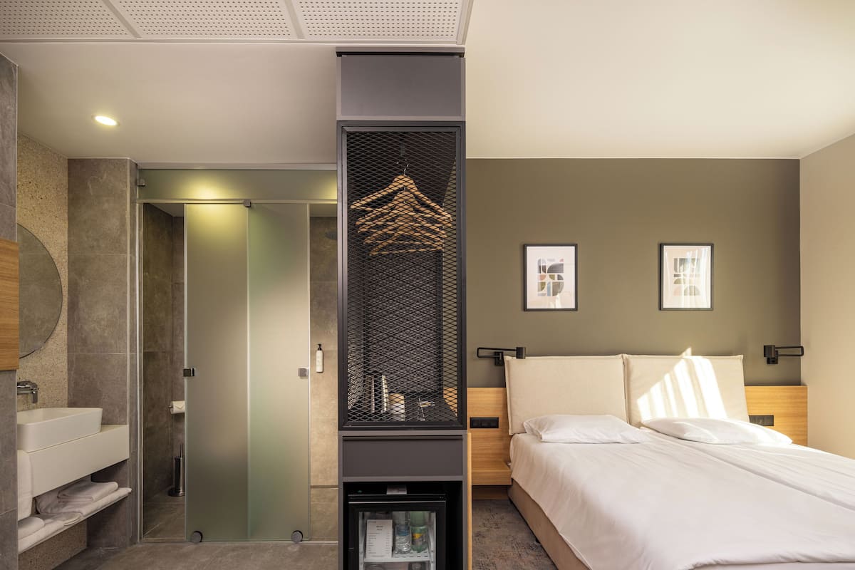 Chambre Double Standard, vue ville | Minibar, coffres-forts dans les chambres, bureau