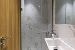 Dusche, Haartrockner, Handtücher, Seife