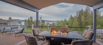 Luxury Home Retreat-Sweeping Views + Large Hot Tub
