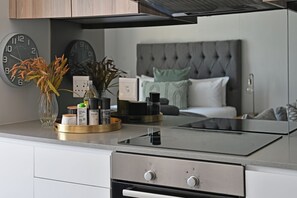 Kühlschrank, Mikrowelle, Ofen, Herdplatte