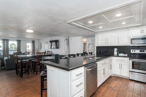 Fridge, microwave, stovetop, dishwasher