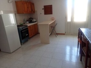 Réfrigérateur, four, plaque de cuisson