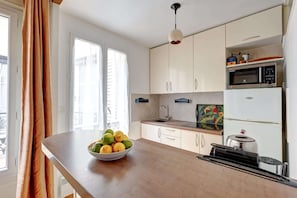 Kühlschrank, Mikrowelle, Herdplatte, Wasserkocher mit Kaffee-/Teezubehör