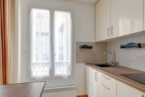 Kühlschrank, Mikrowelle, Herdplatte, Wasserkocher mit Kaffee-/Teezubehör