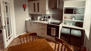 Cafetera y tetera, refrigerador, microondas y horno 
