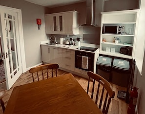 Fridge, microwave, oven, dishwasher - Beautiful TownHouse (Killarney)
