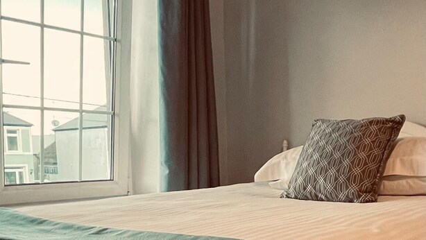 2 habitaciones, tabla de planchar con plancha y wifi gratis 