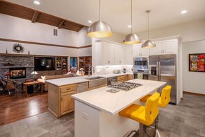 Fridge, microwave, oven, stovetop - The Alpine Vista | Pets | Couples | Golf | Nakoma (Portola)