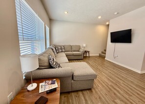 TV - Modern Townhome with Patio Near Trails & Attractions (Omaha)