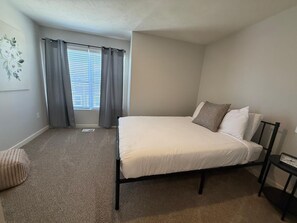 3 bedrooms, iron/ironing board, WiFi, bed sheets - Modern Townhome with Patio Near Trails & Attractions (Omaha)