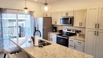 Frigorifero, microonde, forno, piano cottura