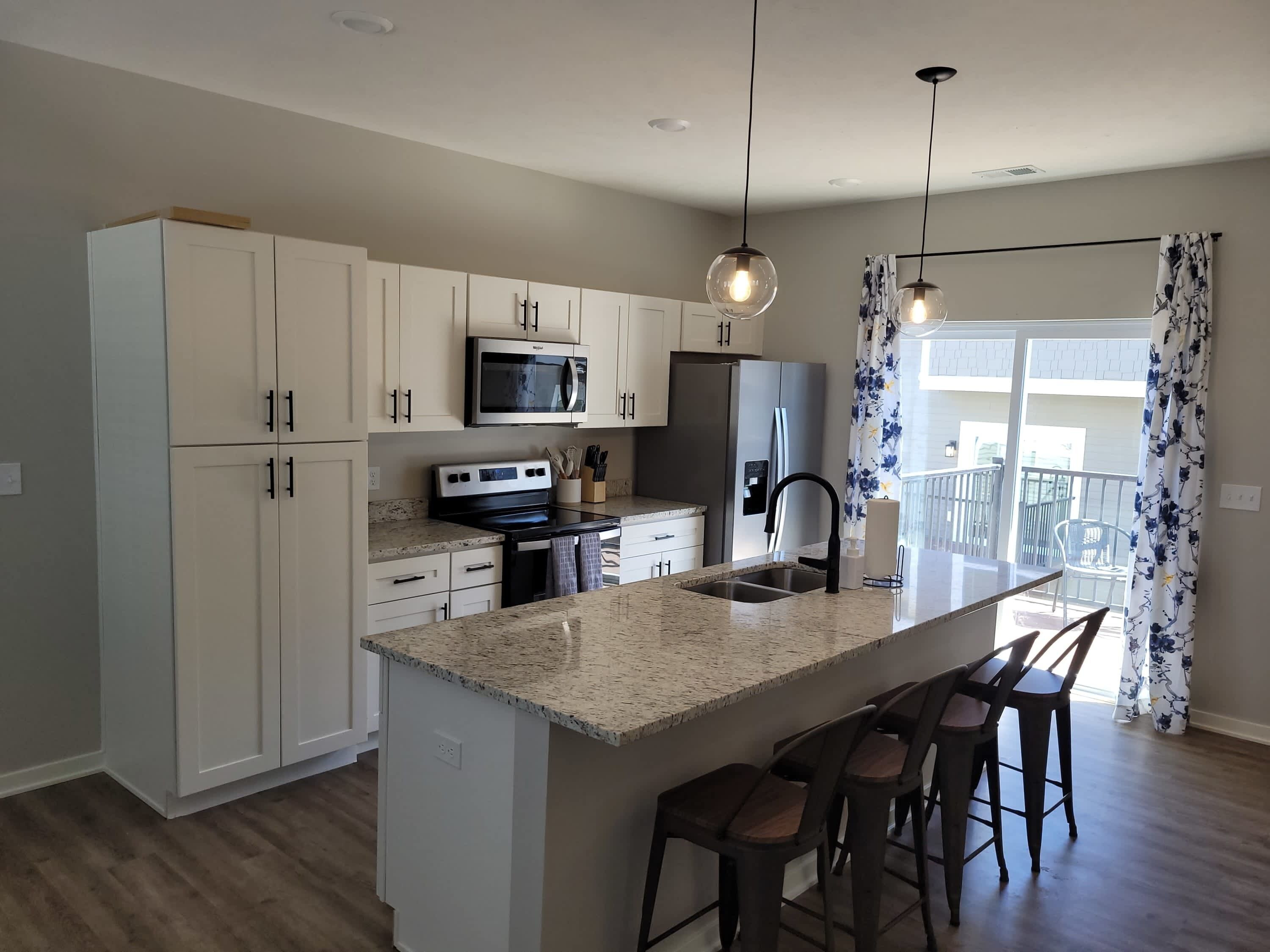 Kjøleskap, mikrobølgeovn, ovn og kokeplater